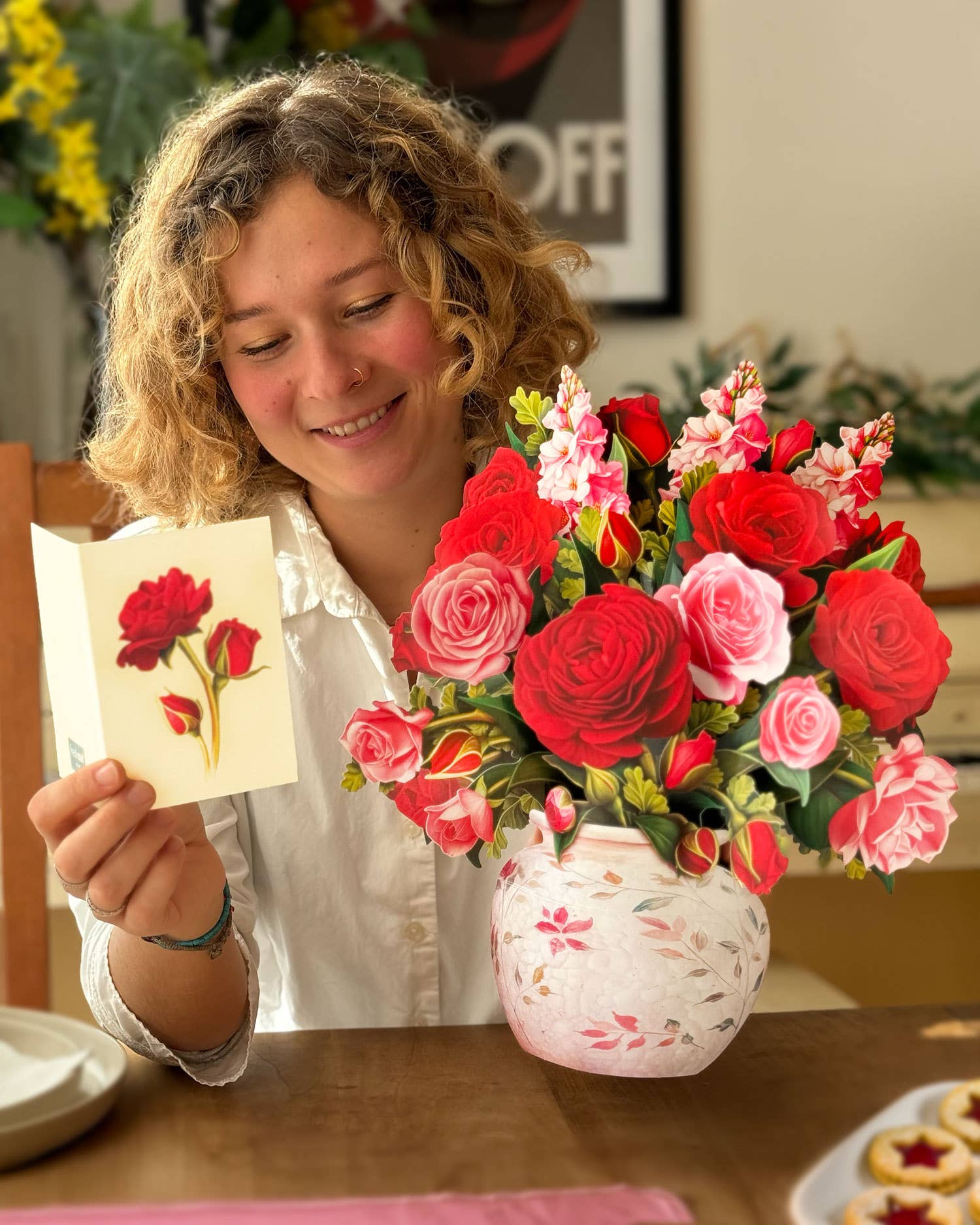 FreshCut Paper Blooming Roses Pop-Up Card 3D Bouquet Fabvilla
